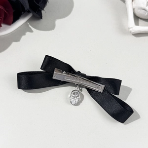 Pince à cheveux nœud satin noir avec pendentif tête de mort style gothique
