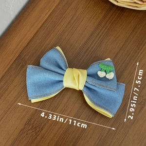 Pince à cheveux nœud en denim bleu avec broderie cerise, accessoire chic 11cm x 7.5cm