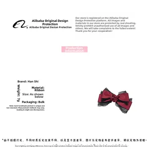 Détail de la pince à cheveux noeud bordeaux avec rose centrale et dentelle soyeuse