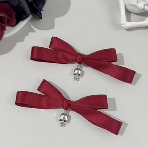 Détails de nœuds à cheveux en satin bordeaux avec pendentifs de crâne gothique