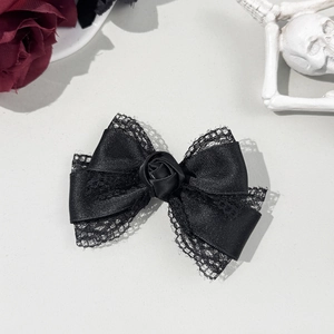 Barrette à cheveux gothique en dentelle noire avec rose en satin et détails esthétiques sombres