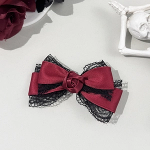 Détail de pince à cheveux gothique avec rose en satin rouge foncé et dentelle noire raffinée