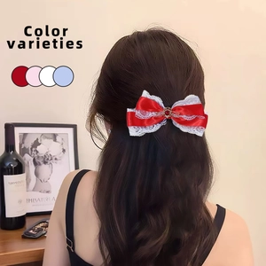 Detail van rode satijnen Lolita haarclip met witte kant en hartvormige edelsteen