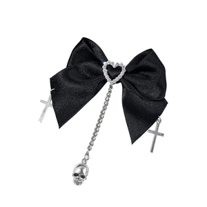 Barrette gothique en satin noir avec cœur en strass et breloque tête de mort argentée