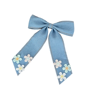 Barrette à cheveux nœud en jean bleu clair avec broderie florale et surpiqûres oranges