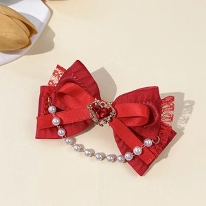Detailaufnahme der roten Lolita-Haarspange mit Spitze und herzförmigem Strassstein