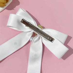 Luxuriöse weiße Satin-Schleife Haarspange mit Perlen und Strass auf Rosa Hintergrund
