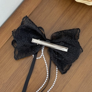 Elegante fermaglio per capelli in pizzo nero con nappe di perle e nastri lunghi