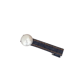 Chique blauwe denim haarclip met een grote witte imitatieparel en retro stiksels