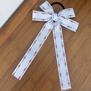Chouchou avec nœud à carreaux bleus et blancs, broderie florale et longs rubans