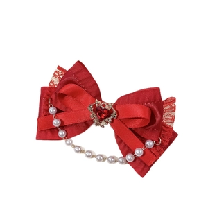 Lolita Haarklammer aus rotem Satin mit Spitze, Perlenkette und Herz-Edelstein-Detail