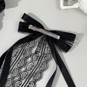 Barrette à cheveux gothique en dentelle et satin noir avec pendentif couronne en argent