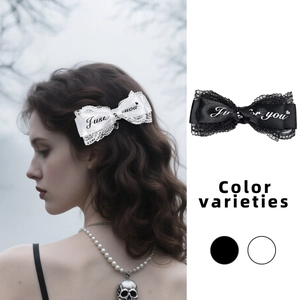 Dettaglio del fermaglio per capelli Y2K in pizzo con scritta Just for you in nero e bianco