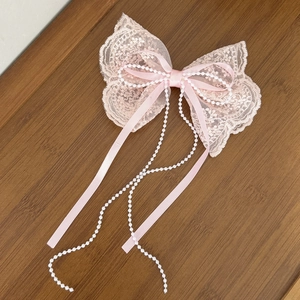 Fermaglio per capelli in pizzo rosa con nastri di raso e lunghe nappe di perle