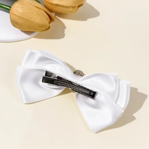Eleganter weißer Satin-Schleifen-Haarclip mit silbernem floralen Zentrum und Entenschnabelclip