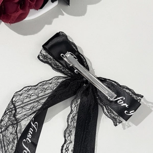 Pince à cheveux nœud en dentelle noire avec rubans et rose dans un style JK romantique