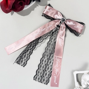 Barrette à nœud rose avec dentelle noire, pierre en cœur et pendentif poignard