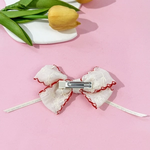 Fermaglio per capelli a fiocco in pizzo bianco con bordi rossi e ricami floreali