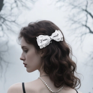 Fermaglio per capelli a fiocco in pizzo bianco Y2K con stampa Just for you su modella