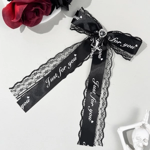 Barrette nœud en dentelle gothique noire avec croix argentée et pierre en cœur