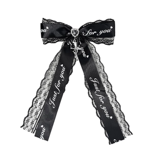 Barrette Gothic Lolita en ruban noir avec dentelle, bijou cœur et pendentif croix