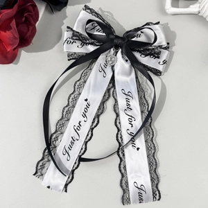 Barrette à cheveux nœud en dentelle japonaise noir et blanc avec pendentif cœur gravé