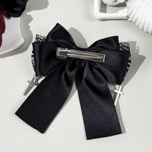 Barrette à nœud en dentelle gothique noire avec croix argentées vue de dos à 45 degrés