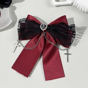 Détail de pince à cheveux gothique avec dentelle noire et pendentifs en forme de croix