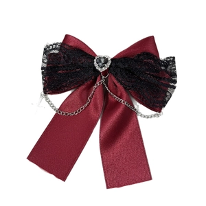 Barrette gothique nœud dentelle bordeaux avec gemme cœur et chaîne argentée sur blanc