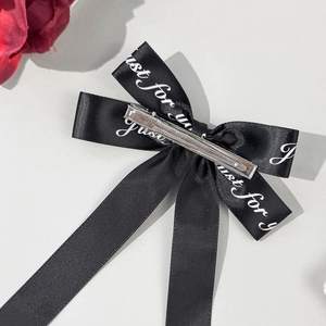 Pince à cheveux élégante en satin noir avec nœud et texte blanc Just For You