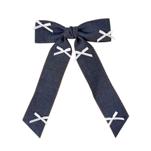 Haarklammer mit dunkelblauer Denim-Schleife, weißen X-Nähten und langen Bändern
