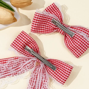 Set di due mollette per capelli a quadri rossi con pizzo bianco, stile accademico