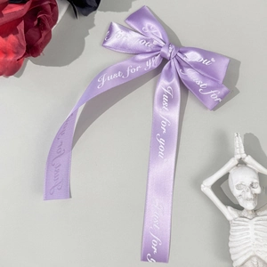 Détail du nœud papillon en satin lilas avec texte blanc Just For You imprimé