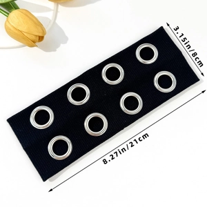 Détail du bandeau élastique noir punk de 8 cm avec œillets métalliques et dimensions