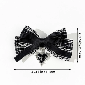 Détail du nœud papillon gothique à carreaux montrant la largeur de 11cm et le pendentif