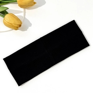 Bandeau élastique en tissu noir avec œillets métalliques punk et texture côtelée