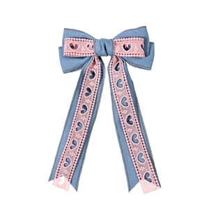 Barrette nœud en denim bleu avec dentelle cœur rose et longs rubans élégants
