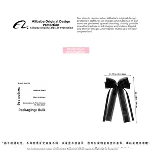 Détail d'un nœud papillon en tulle noir avec cœur en strass et rubans de 26 cm