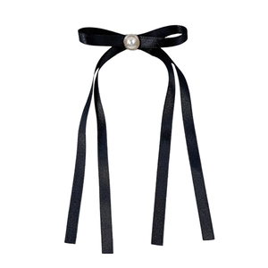Elegante fermaglio per capelli in raso nero a doppio strato con perla e lunghi nastri