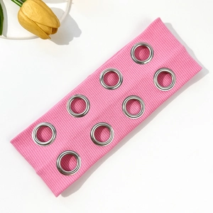 Détail du bandeau élastique rose à côtes avec œillets métalliques argentés