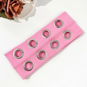 Dettaglio della fascia elastica rosa con occhielli metallici argentati in stile punk rock