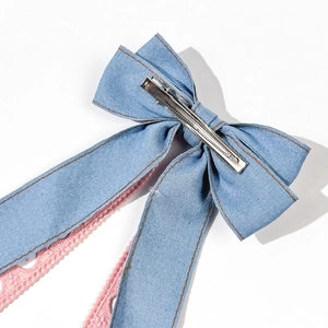Barrette à nœud en jean bleu avec dentelle rose et pince crocodile argentée pour femme