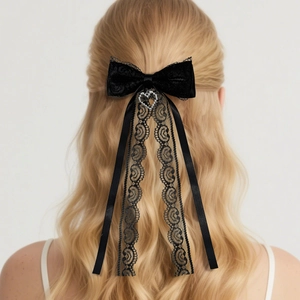 Eleganter schwarzer Spitzen-Haarclip mit Herz-Strassanhänger und langen Spitzenbändern