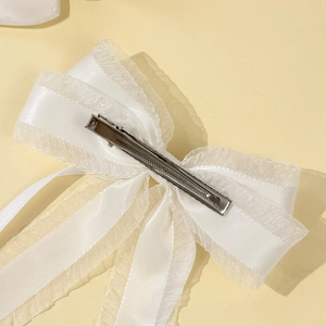 Barrette à cheveux élégante en dentelle blanche, ruban satin et cœur en strass