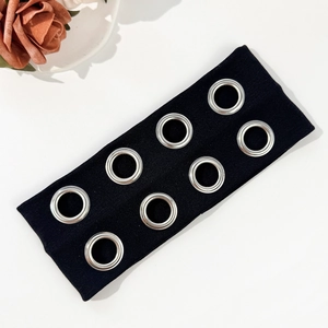 Dettaglio della fascia elastica nera con occhielli in metallo argento stile punk rock