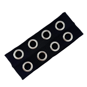 Fascia elastica nera stile punk con doppie file di occhielli in metallo argentato