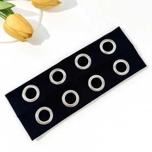 Détail du bandeau élastique noir avec deux rangées d'œillets métalliques argentés