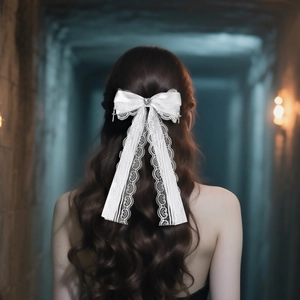 Barrette à nœud en dentelle blanche avec breloque cœur et longs rubans sur cheveux ondulés
