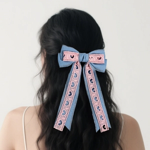 Barrette à cheveux avec nœud en denim et dentelle rose à motifs de cœurs
