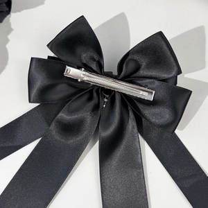 Fermaglio per capelli classico con fiocco in raso nero e clip a becco d'anatra in argento